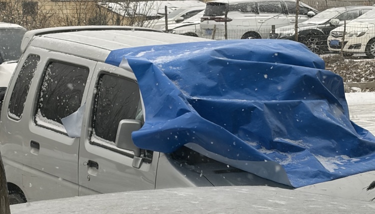 बर्फीले मौसम में वाहन को ढकने के लिए पीई तिरपाल का उपयोग